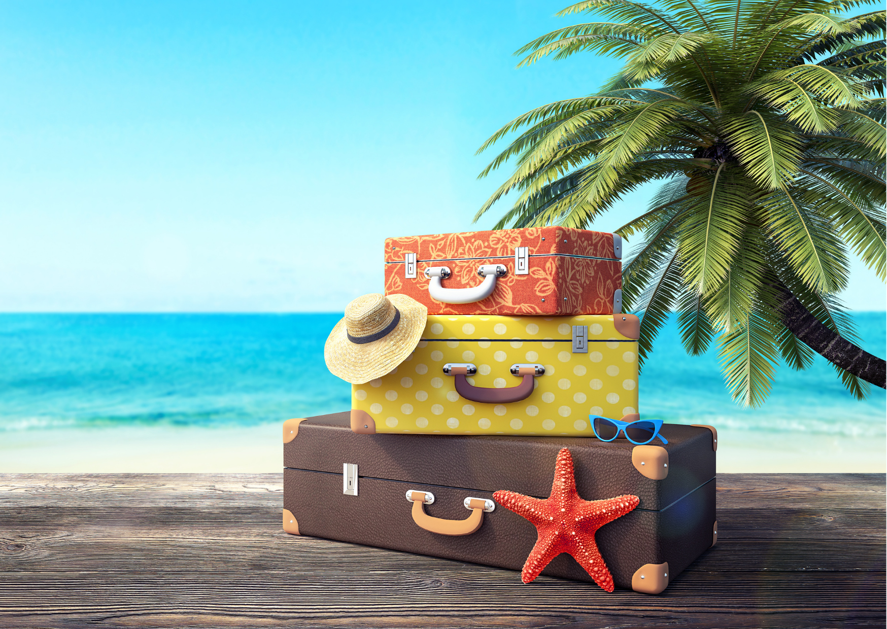 3 malas de viagens empilhadas um a em cima da outra nas cores marrom, amarelo e vermelho com uma estrela do mar vermelha na frente da mala marrom e um chapéu na frente da mala amarela, com fundo de uma praia em um dia ensolarados com coqueiros