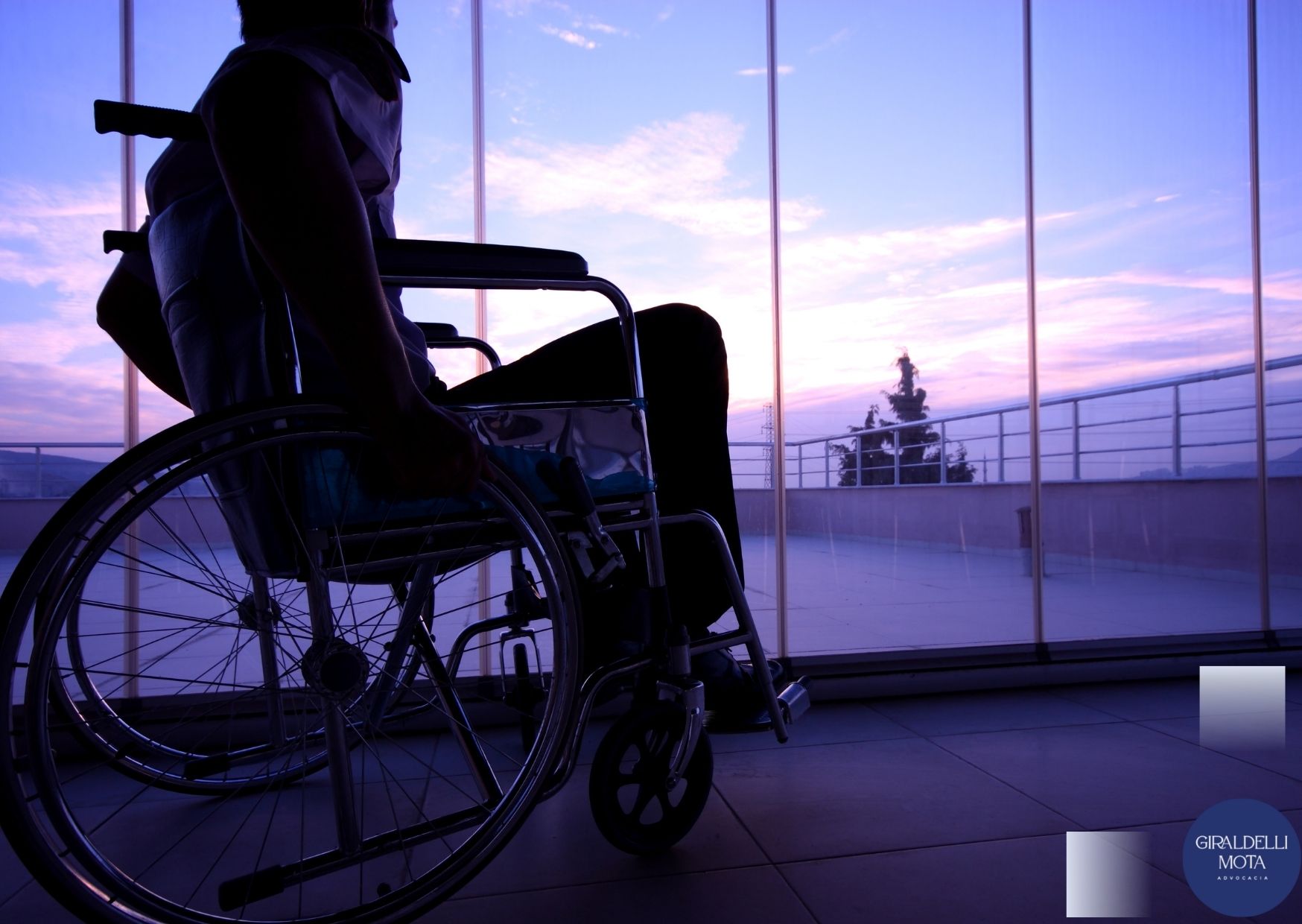 Imagem da sobra de um homem em cadeira de rodas com fundo roxo