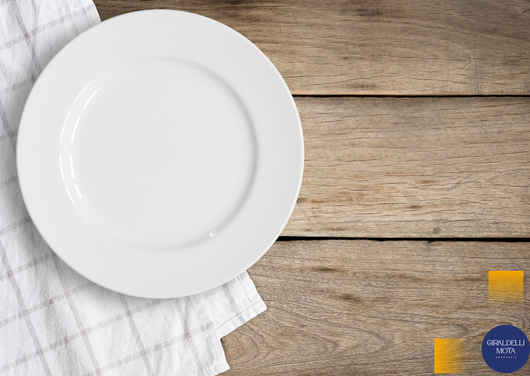 um prato branco sobre um pano de prato e uma mesa de madeira